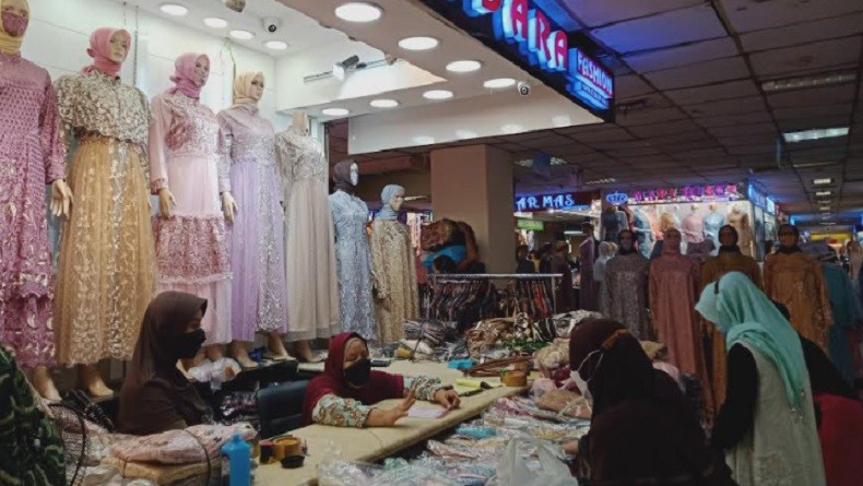 Sambut Lebaran, Gamis Brokat Malaysia di Pasar Tanah Abang Diserbu Pembeli 