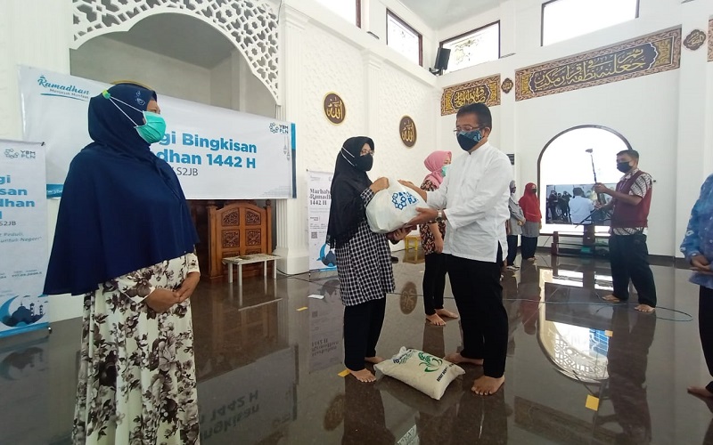  Salurkan Zakat Karyawan, PLN Bagikan Ribuan Paket Sembako di Palembang