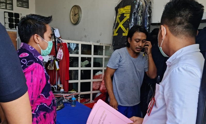 Kejari Surabaya Eksekusi Terpidana Kepabeanan Dion Meirono 