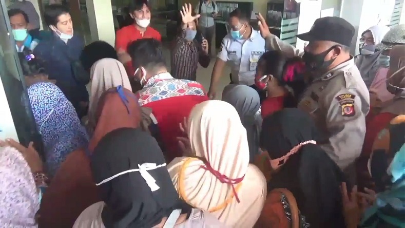 Pencairan Bansos di Subang Ricuh, Massa Dibubarkan