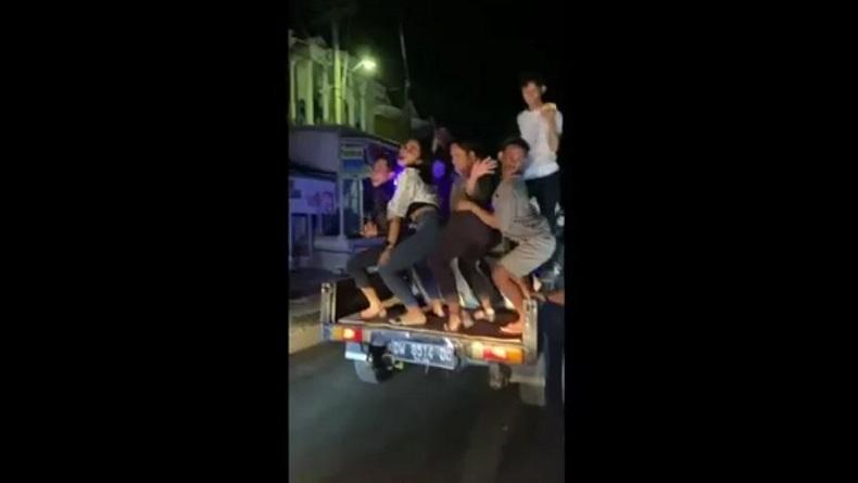 Viral, Sejumlah Waria Joget Erotis Diiringi Musik ala Diskotek Bangunkan Warga Sahur