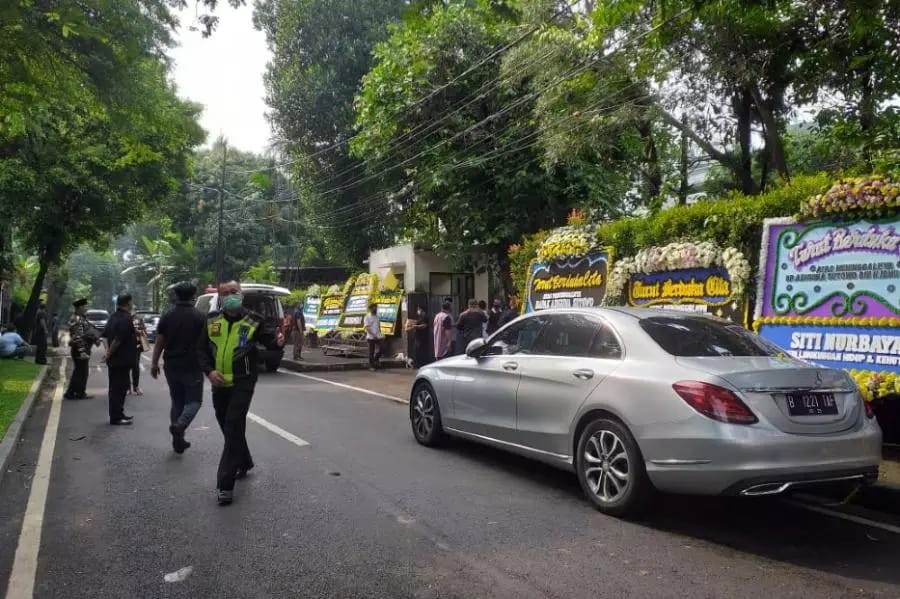 Berduka, Rumah Adiguna Sutowo Dijaga Super Ketat