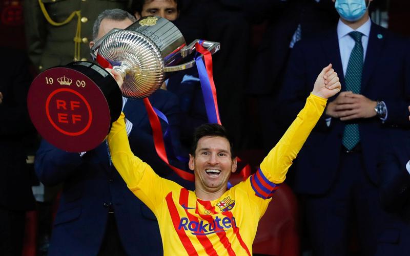 Messi Girang Angkat Trofi Copa del Rey Pertama sebagai Kapten Barcelona, tapi...
