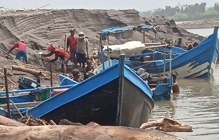 Ancam Rusak Lingkungan, Warga Bantul Tolak Penambangan Pasir Ilegal di Muara Sungai Opak 