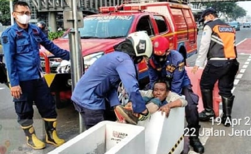 Damkar Jakpus Evakuasi Pria Tua Terjebak di Rongga Pembatas Jalur Sepeda Sudirman