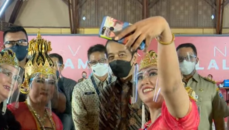 Tinjau Vaksinasi di Gambir, Jokowi Selfie Bareng Anies-Sandi