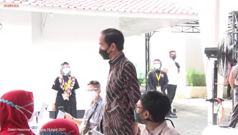 Jokowi Tinjau Vaksinasi Massal Seniman dan Budayawan di Gambir
