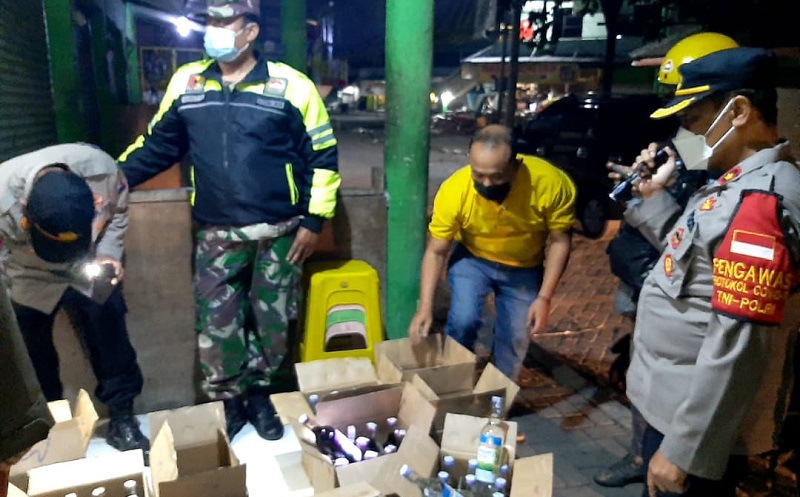 Razia Toko dan Kafe Jelang Sahur, Aparat Gabungan di Sidoarjo Sita Ratusan Miras 