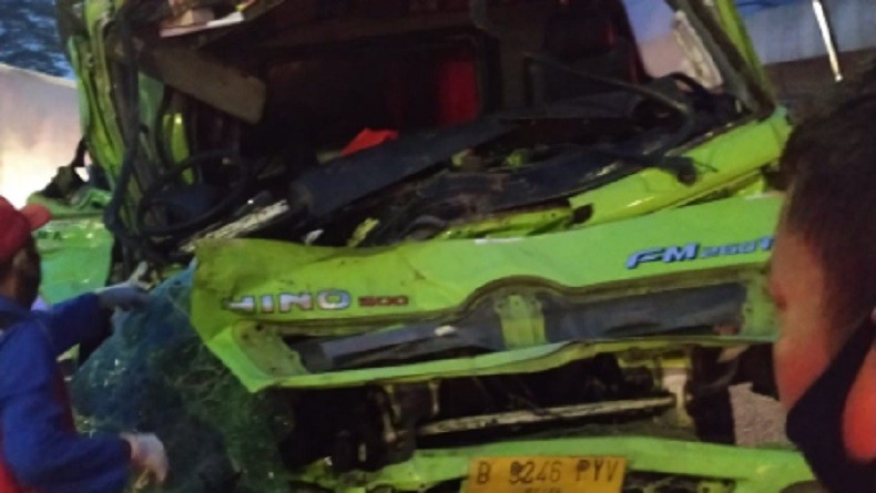 Kecelakaan di Tol Jor KM 20.800, Bagian Depan Truk Ringsek 