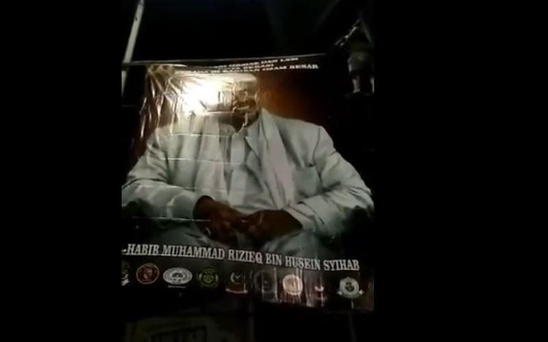 Viral Video Pemasangan Baliho Habib Rizieq di Bekasi, Polisi Turun Tangan