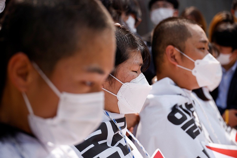 Puluhan Mahasiswa Korea Gunduli Rambut di Depan Kedubes Jepang, Ada Apa?