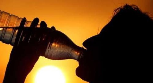 Cegah Dehidrasi saat Berpuasa, Minum Air Putih Minimal 8 Gelas Sehari 