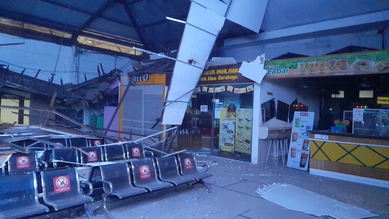 Atap Ruang Tunggu Stasiun Pasar Turi Ambrol, Daop 8: Alhamdulillah Tak Ada Korban 