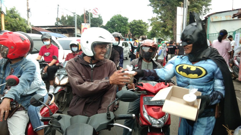 Bikin Gemes, Aksi Batman dan Badut saat Bagikan Takjil 