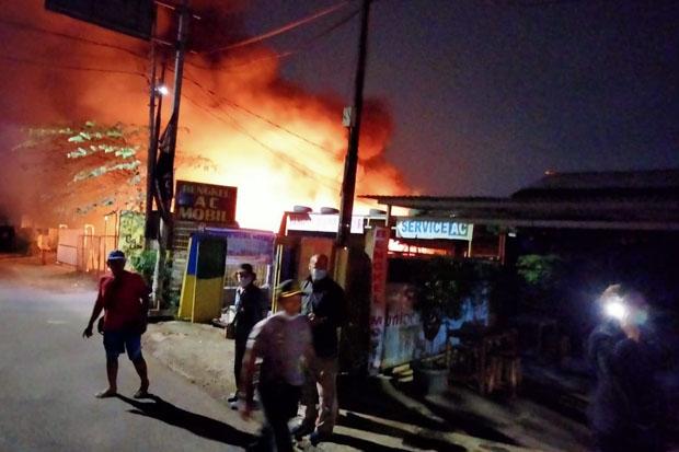  Gara-Gara Petasan, Gudang Mebel di Cakung Terbakar
