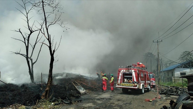 Pemadaman Kebakaran Penampungan Ban Bekas di Bogor, Kepulan Asap Masih Terlihat