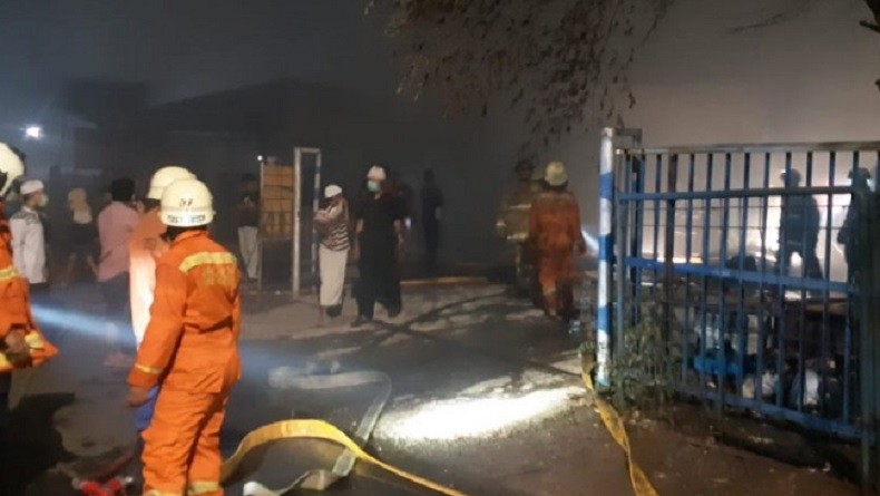 Kebakaran Gudang Mebel di Pulogebang, Mobil dan Motor Hangus