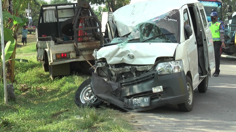 Diduga Sopir Mengantuk, Minibus Hilang Kendali dan Tabrak Truk di Demak 