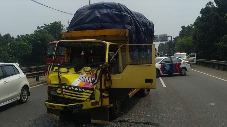 Truk Penuh Muatan Kecelakaan di Tol Cakung Arah Cikunir