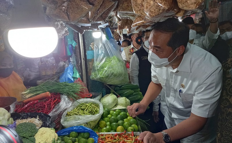 Sidak Pasar Wonokromo, Mendag Luthfi: Harga Sembako dan Daging di Jatim Terbaik 