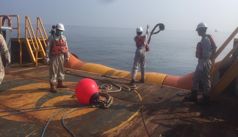 Pipa Pertamina Bocor, Minyak Mentah Cemari Laut Ciparage Karawang