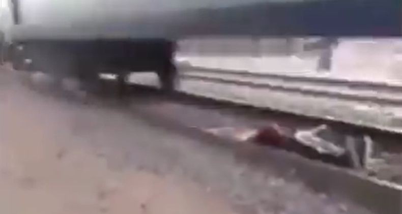 Viral, Pria Ini Tidur di Bantalan Rel saat Kereta Melaju demi Video TikTok