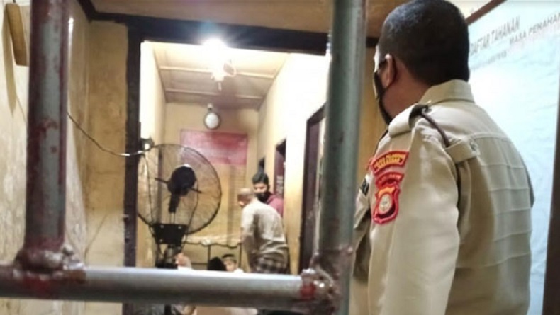 Polres Pelabuhan Makassar Berikan Pembinaan Agama kepada Tahanan selama Ramadan