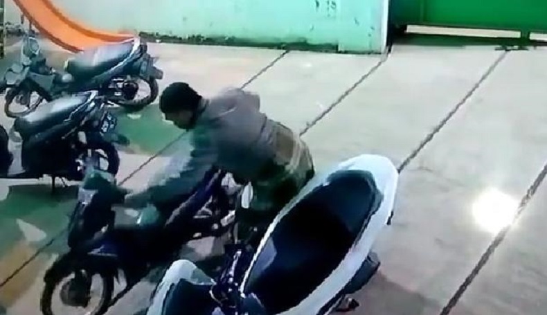 Terekam CCTV, Pria Bersarung dan Berkopiah Embat Motor di Halaman Masjid