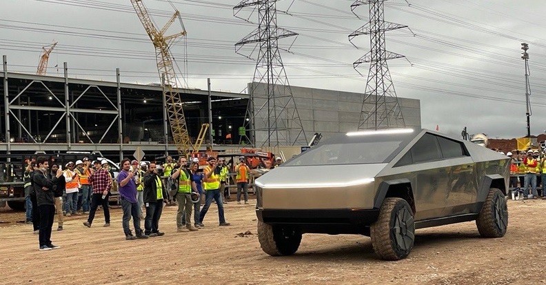 Heboh, Elon Musk Kendarai Tesla Cybertruck saat Tinjau Gigafactory di Texas