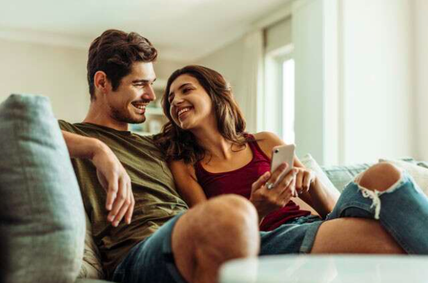 Hubungan Cinta Lebih Mudah, Coba Berbagi 5 Peran Ini dengan Pasangan