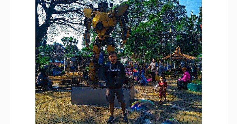 Tempat Ngabuburit Favorit di Bandung, Asyik Makan Durian Ditemani Transformers