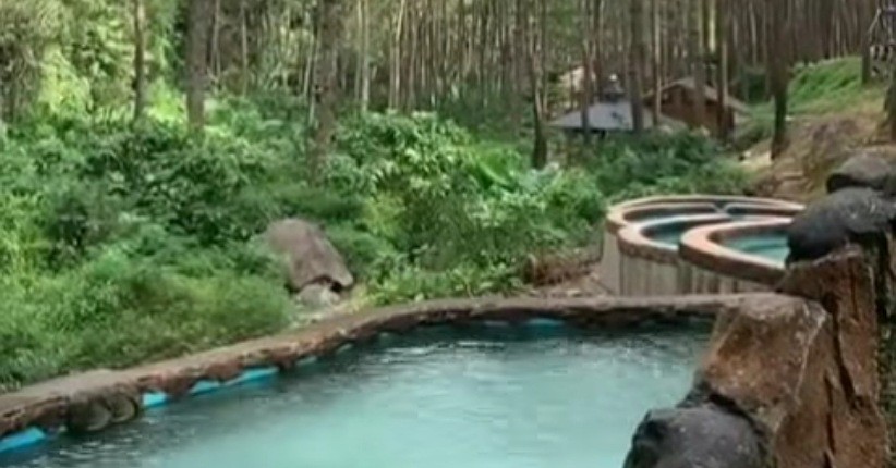 5 Tips Wisata di Kampung Ciherang Sumedang, Kolamnya Eksotis Berundak-undak