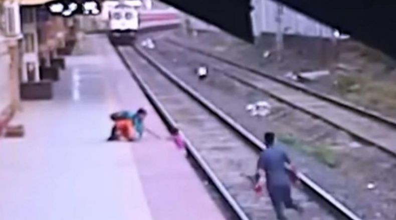 Viral, Petugas Stasiun Selamatkan Bocah yang Nyaris Ditabrak Kereta