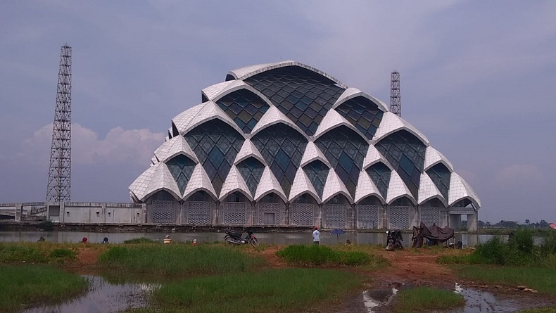 Ngabuburit di Masjid Al Jabbar, Mancing di Danau Sambil Mengagumi Kemegahannya 