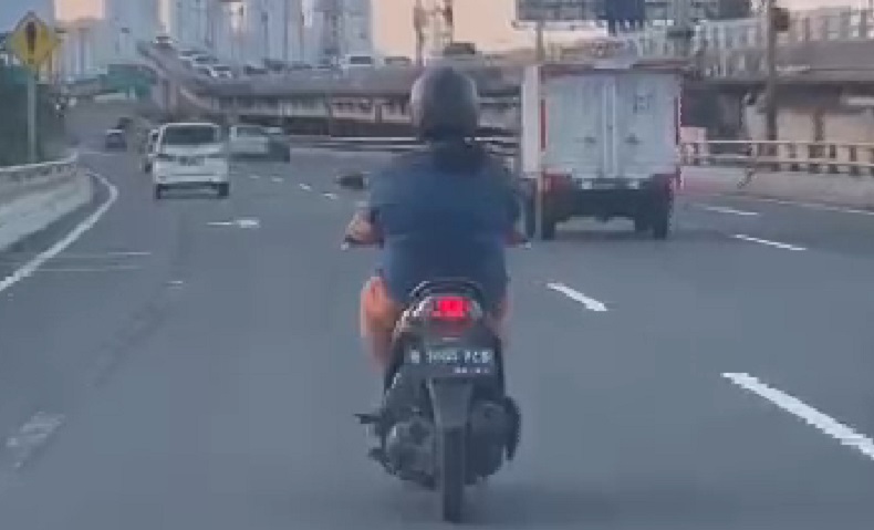 Polisi Tangkap Emak-Emak Viral Naik Sepeda Motor Masuk Tol 