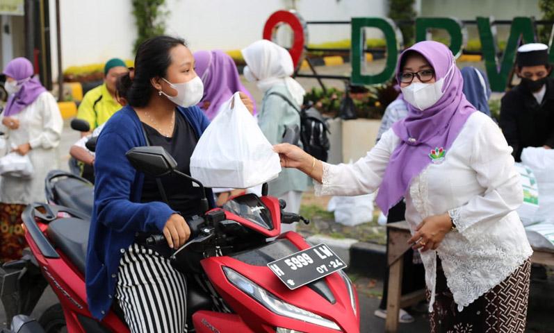 Peringatan Hari Kartini, Perempuan Bangsa Jateng Bagikan Puluhan Ribu Takjil