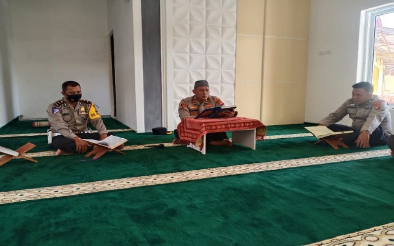   Menginspirasi, Polisi di Musi Rawas Mengaji Satu Juz per Hari Selama Ramadan