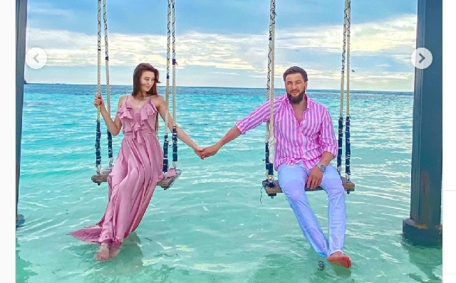 Bikin Iri, Pevoli Cantik Sabina Altybekova Tampil Mesra Bareng Suami di Pantai