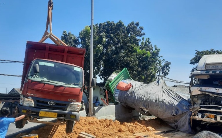 3 Truk Terlibat Kecelakaan Beruntun di Gresik, Jalur Pantura Macet Parah 