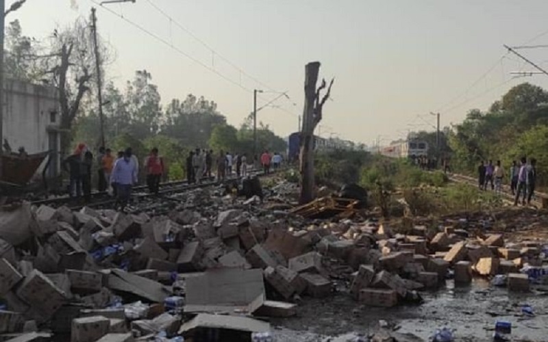 Truk dan Motor Tertabrak Kereta Api, Lima Orang Tewas Seketika