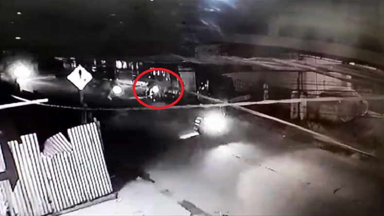 Terekam CCTV, Maling Bawa Kabur Mobil Parkir di Pinggir Jalan saat Sahur