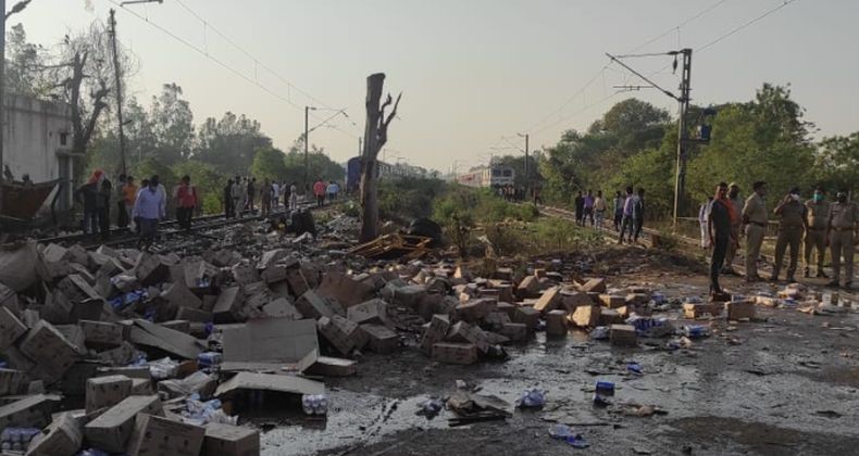 Kereta Api Hantam Truk dan Sepeda Motor, 5 Orang Tewas