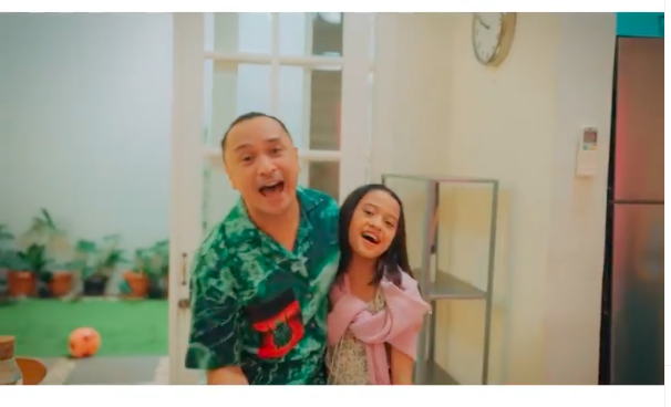 Luncurkan Single Religi, Giring Ganesha Ajak Istri dan Anak   