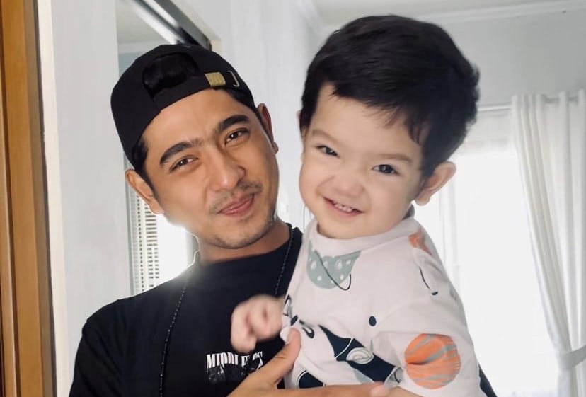 Momen Arya Saloka dan Anak Lepas Kangen di Kasur Bikin Gemas, Netizen: Sweet Banget