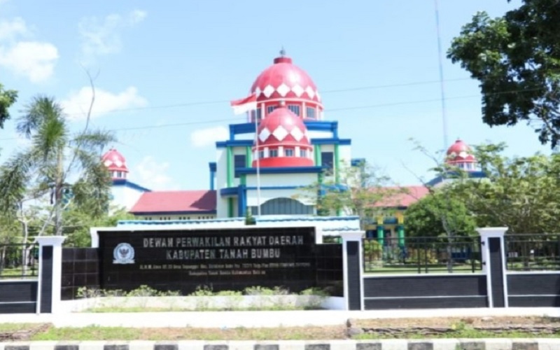 Aksi Ketua DPRD Tanah Bumbu Ajak Dewan Jamin Penangguhan Penahanan Eks Sekda Jadi Sorotan