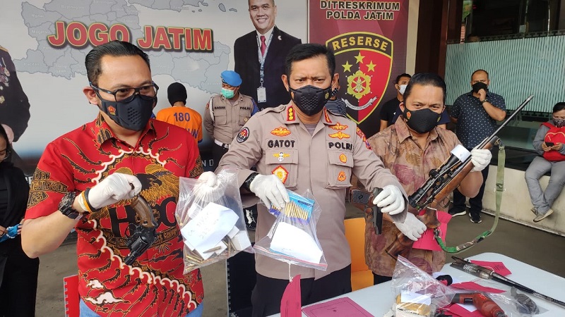 Polda Jatim Tangkap Guru SMP Perakit Senjata Api Ilegal 