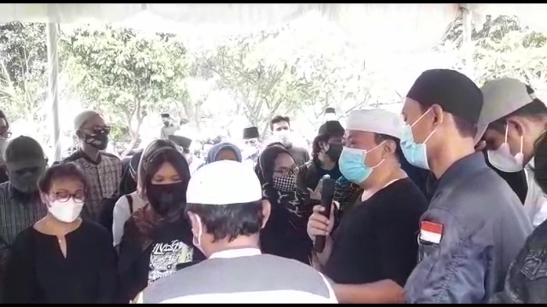 Dengan Suara Bergetar, Kakak Radhar Panca Dahana Bacakan Puisi Sang Adik di Pemakaman