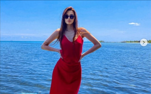 Pevoli Cantik Sabina Altynbekova Tampil Cantik Pakai Gaun di Pantai, Netizen Terpesona