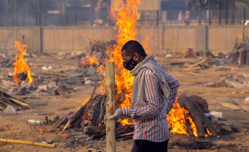 India Kewalahan Hadapi Kematian akibat Covid-19, Warga Kremasi Kerabat di Lapangan Terbuka