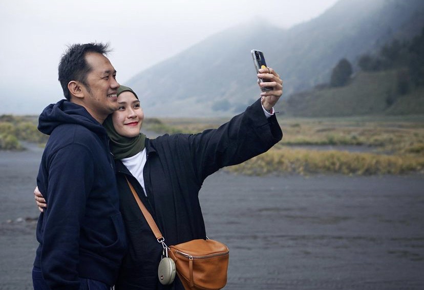 Hanung Bramantyo Bela Istrinya saat Dicibir Netizen Kritik Sahur Pakai Toa Masjid